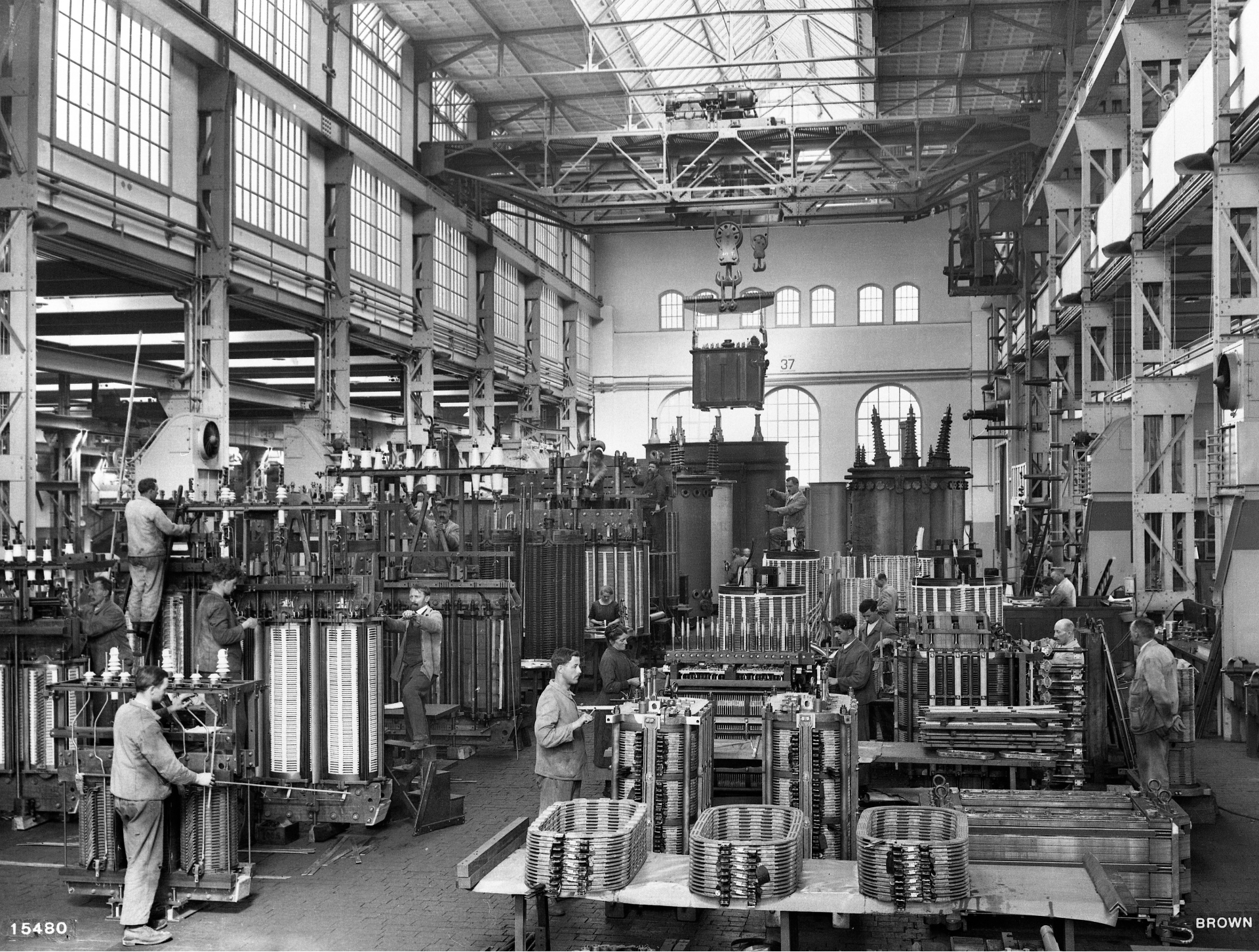 Historical photograph of the BBC factory hall 37 in Baden with workers assembling transformers
